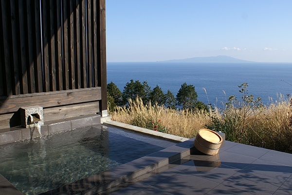 平屋の露天風呂からは伊豆大島と広がる海原をお楽しみいただけます。